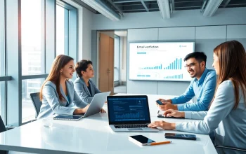 Équipe professionnelle collaborant sur la vérification d’e-mails en ligne dans un bureau moderne.